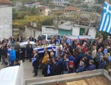 Σε κλίμα οδύνης και συγκίνησης η κηδεία του Κωνσταντίνου Κατσίφα - Έψαλαν τον Εθνικό ύμνο (φώτο-βίντεο)